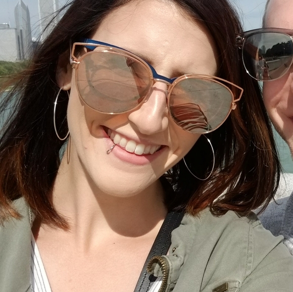 Meet your Posher, Hannah - Picture 1 of 3